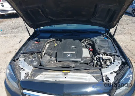 2015 Mercedes-Benz C 300 4Matic z USA, uszkodzony, nr VIN 55SWF4KBXFU022045